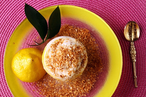 O inusitado e atraente fica por conta da apresentação: sorvete colocado em cumbuca de  limão siciliano esvaziado da polpa, coada para obtenção do suco, ingrediente também presente com seu perfume e sa